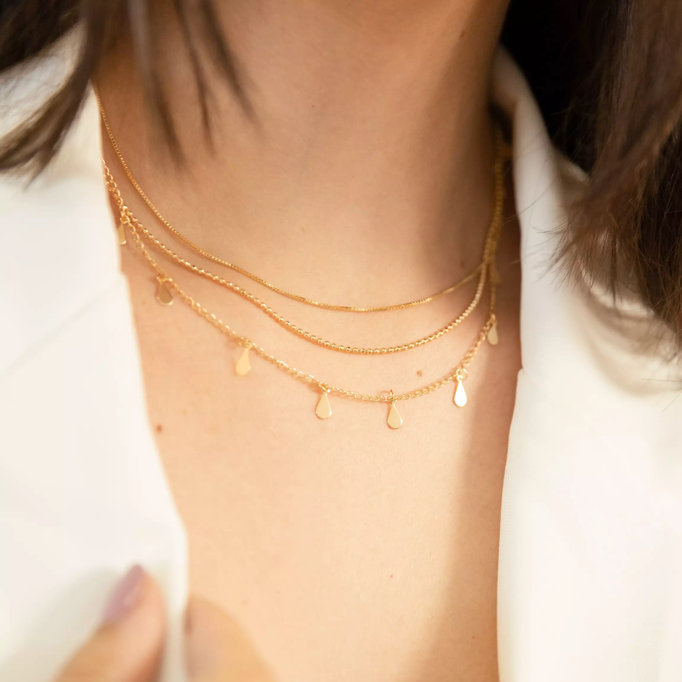 Colar Triplo Lola dourado em uso